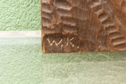 Bas relief moderniste, vierge à l'enfant, bois sculpté, signé