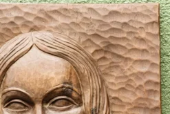 Bas relief moderniste, vierge à l'enfant, bois sculpté, signé