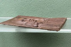 Bas relief moderniste, vierge à l'enfant, bois sculpté, signé