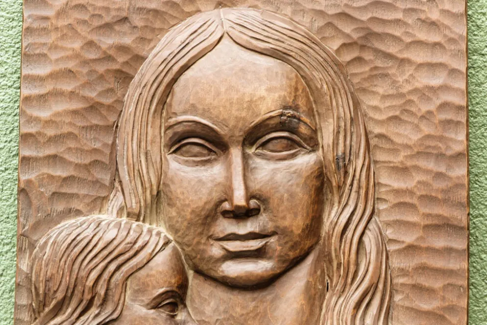 Bas relief moderniste, vierge à l'enfant, bois sculpté, signé