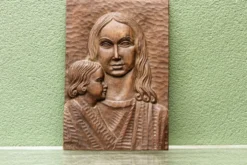 Bas relief moderniste, vierge à l'enfant, bois sculpté, signé