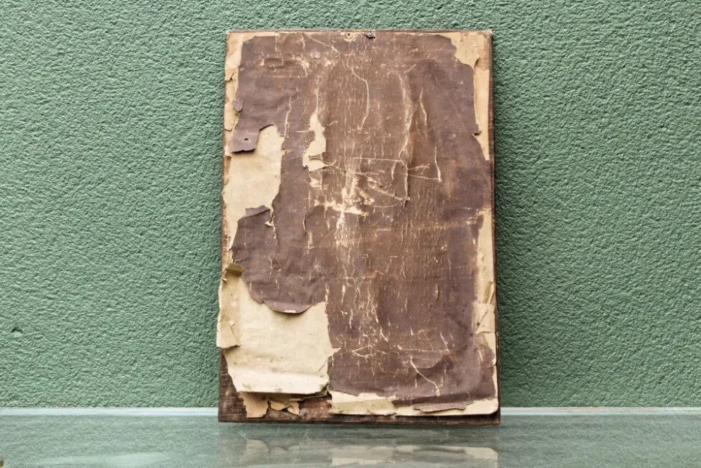 Bas relief moderniste, vierge à l'enfant, bois sculpté, signé