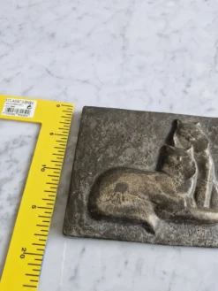 Bas relief plaque de lapin en patine brune chat assis