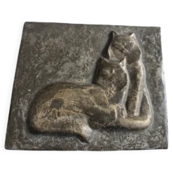 Bas relief plaque de lapin en patine brune chat assis