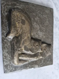 Bas relief plaque de lapin en patine brune chat assis