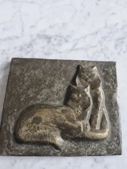 Bas relief plaque de lapin en patine brune chat assis