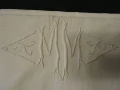Beau drap brodé , monogrammé