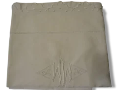 Beau drap brodé , monogrammé