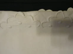 Beau drap brodé , monogrammé