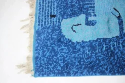 Beau tapis en laine au design abstrait fait main dans le style de Kybal, années 1960.