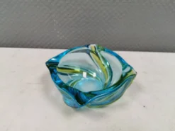Bel cendrier en verre multicolore. On devine l'Italie, années 1980.