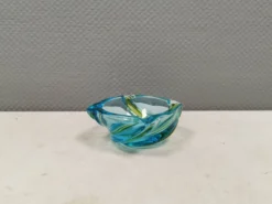 Bel cendrier en verre multicolore. On devine l'Italie, années 1980.