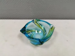Bel cendrier en verre multicolore. On devine l'Italie, années 1980.