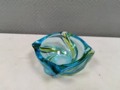 Bel cendrier en verre multicolore. On devine l'Italie, années 1980.