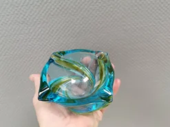 Bel cendrier en verre multicolore. On devine l'Italie, années 1980.