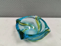 Bel cendrier en verre multicolore. On devine l'Italie, années 1980.