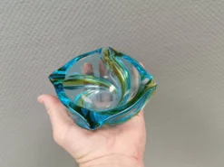 Bel cendrier en verre multicolore. On devine l'Italie, années 1980.