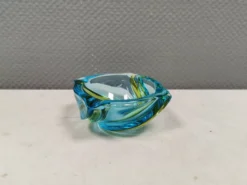 Bel cendrier en verre multicolore. On devine l'Italie, années 1980.