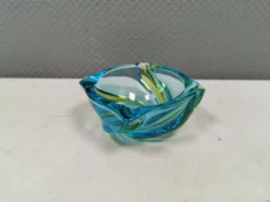 Bel cendrier en verre multicolore. On devine l'Italie, années 1980.