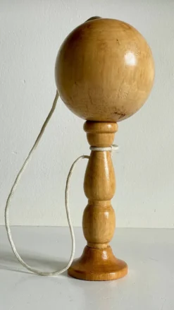 Bilboquet vintage en bois massif