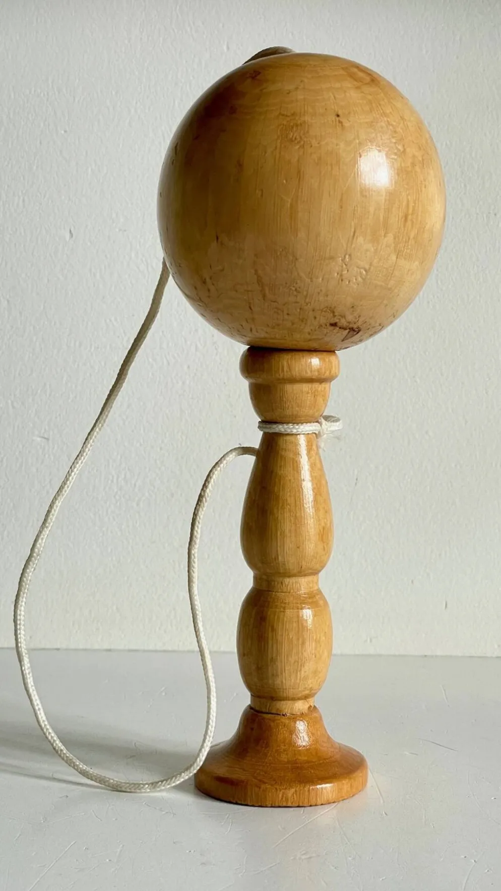 Bilboquet vintage en bois massif