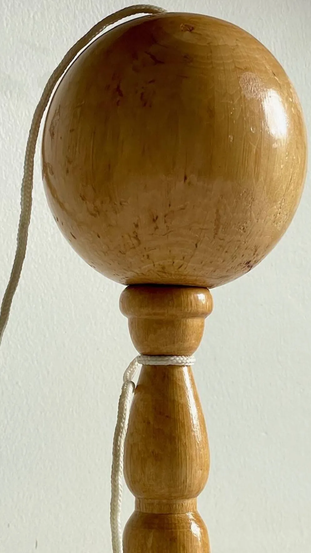 Bilboquet vintage en bois massif
