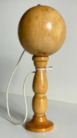 Bilboquet vintage en bois massif