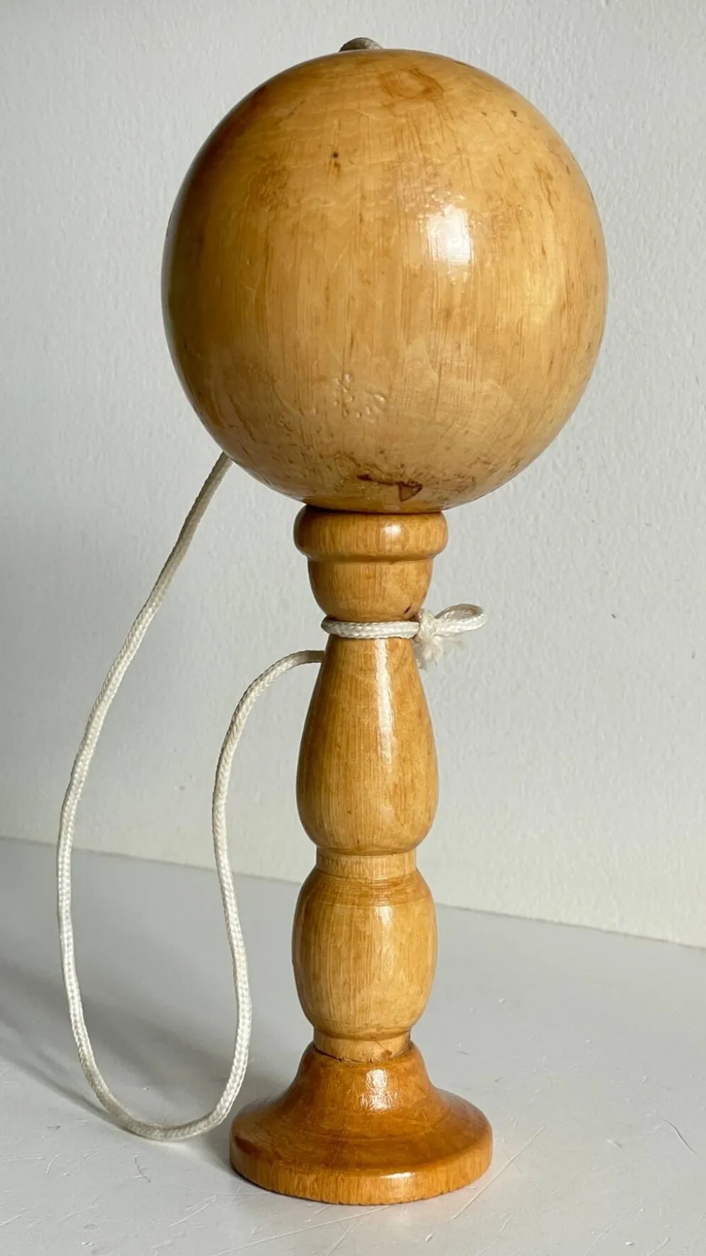 Bilboquet vintage en bois massif