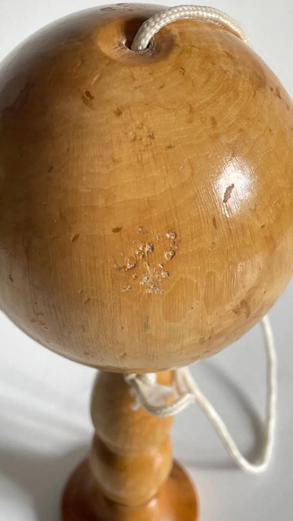 Bilboquet vintage en bois massif
