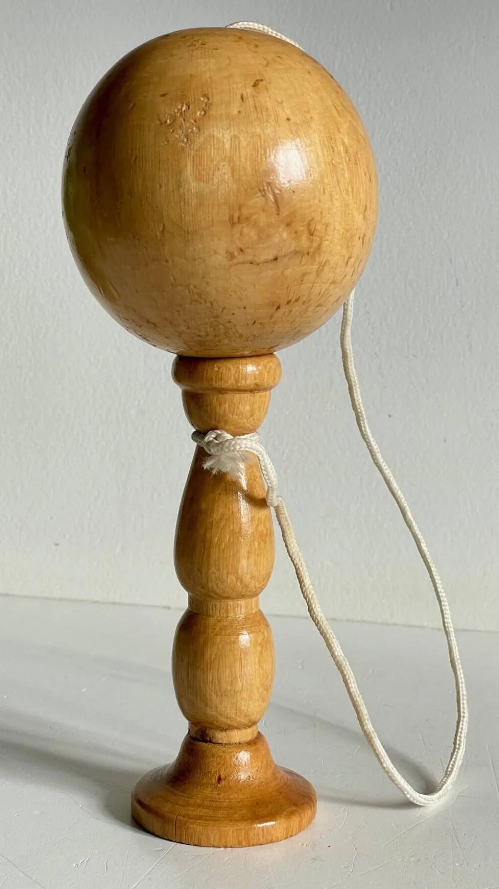 Bilboquet vintage en bois massif