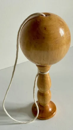 Bilboquet vintage en bois massif