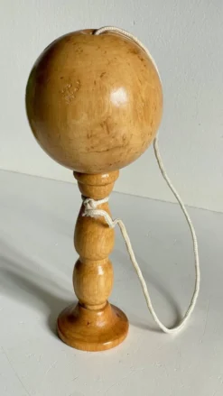 Bilboquet vintage en bois massif