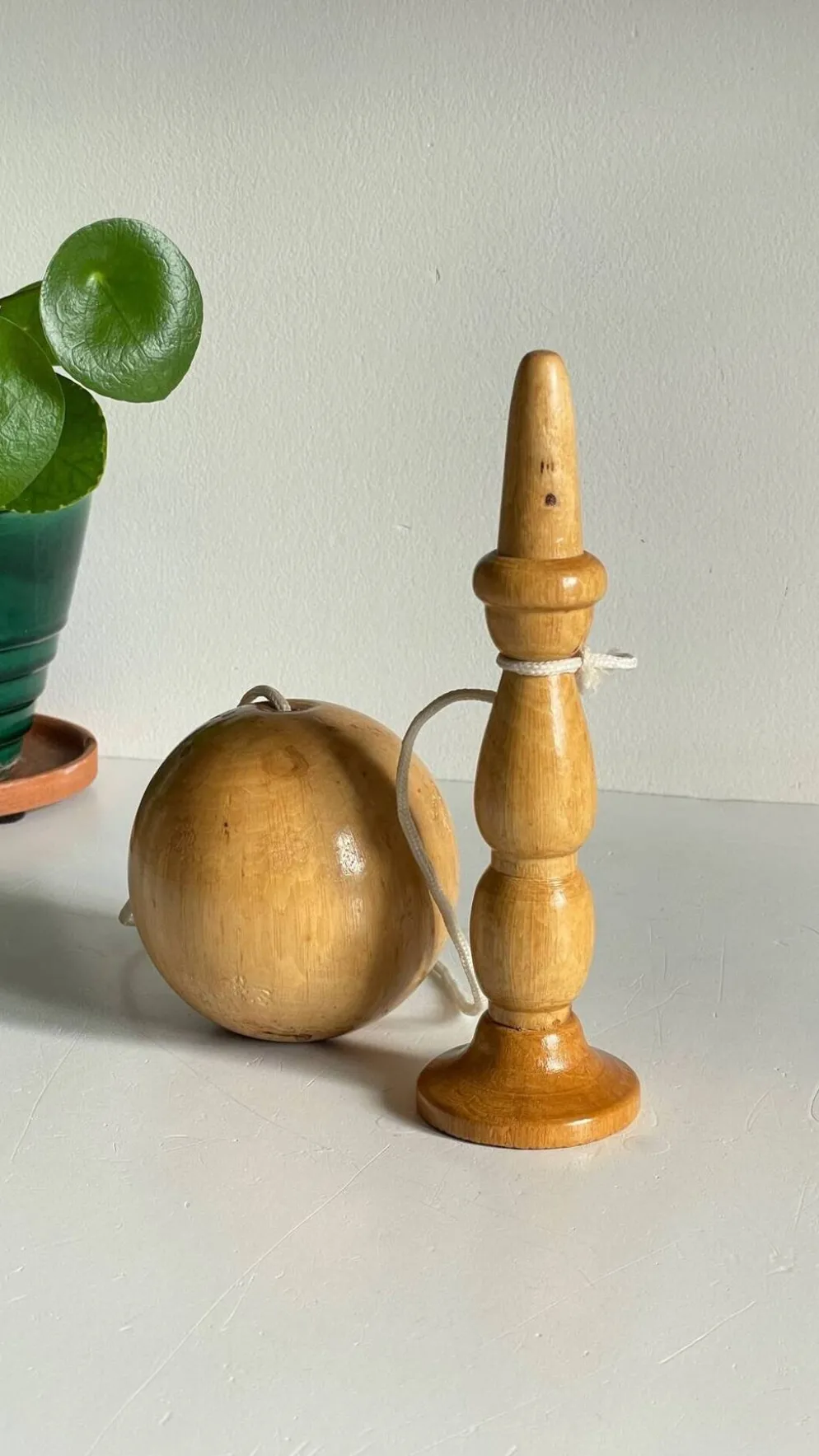 Bilboquet vintage en bois massif