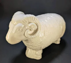Bélier en céramique émaillée écru