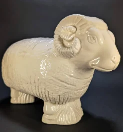 Bélier en céramique émaillée écru