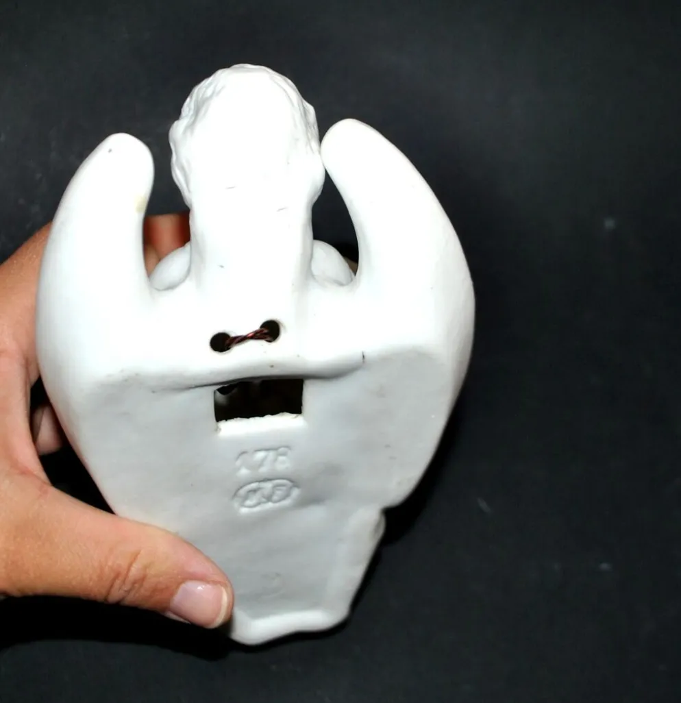 Bénitier ange ancien en biscuit porcelaine de Sèvres signé MF