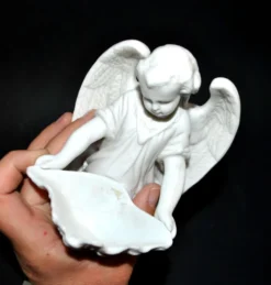 Bénitier ange ancien en biscuit porcelaine de Sèvres signé MF