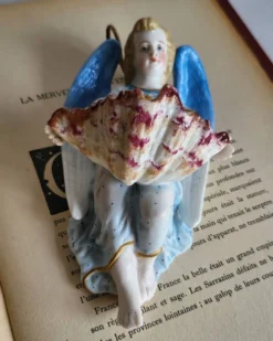 Bénitier en Biscuit Polychrome XIXème
