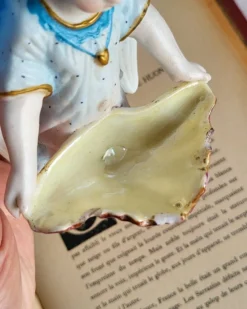 Bénitier en Biscuit Polychrome XIXème