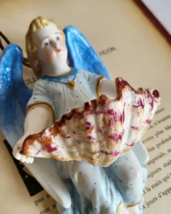 Bénitier en Biscuit Polychrome XIXème