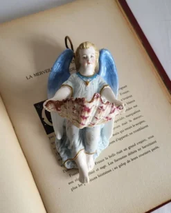 Bénitier en Biscuit Polychrome XIXème