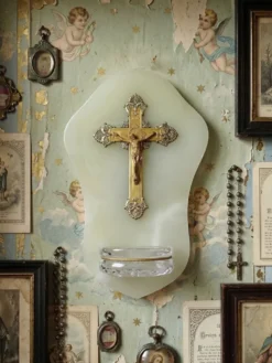 Bénitier mural ancien en onyx vert, crucifix en métal et verre/cristal taillé