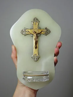 Bénitier mural ancien en onyx vert, crucifix en métal et verre/cristal taillé