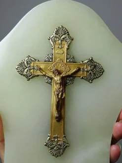 Bénitier mural ancien en onyx vert, crucifix en métal et verre/cristal taillé