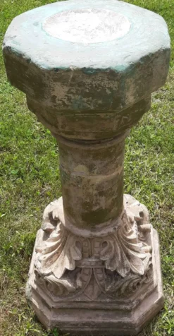 Bénitier sur colonne en pierre (XVIIème)