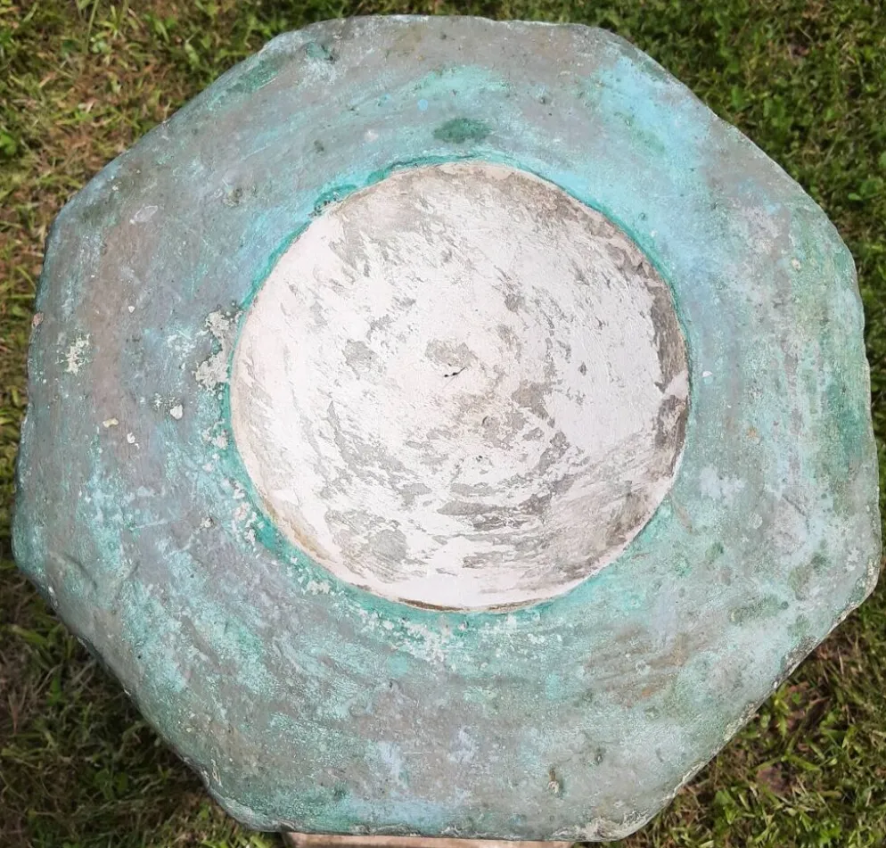 Bénitier sur colonne en pierre (XVIIème)