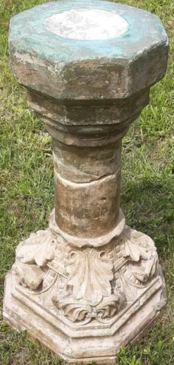Bénitier sur colonne en pierre (XVIIème)