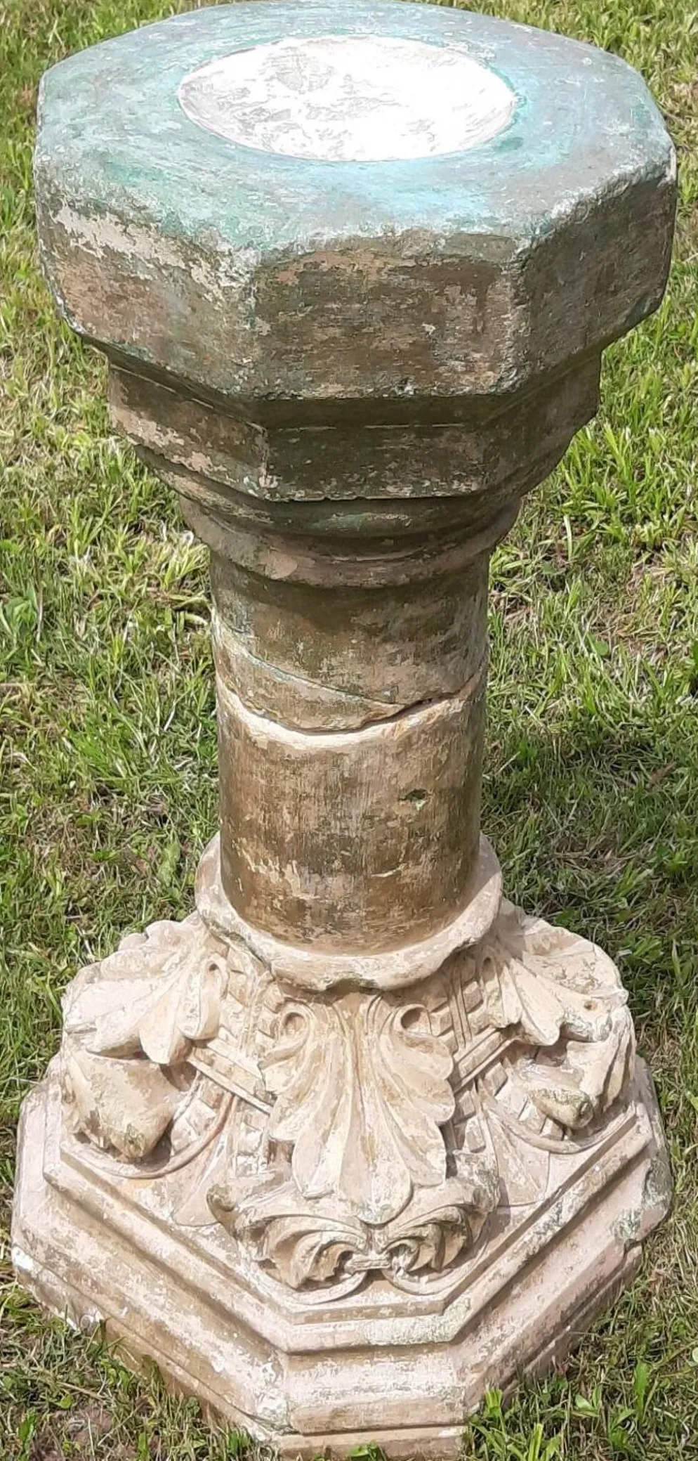 Bénitier sur colonne en pierre (XVIIème)