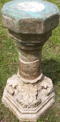 Bénitier sur colonne en pierre (XVIIème)