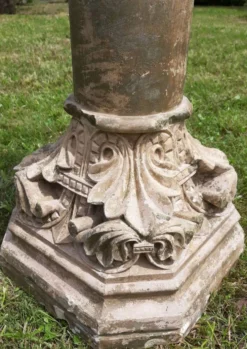 Bénitier sur colonne en pierre (XVIIème)